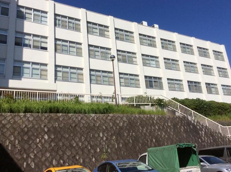 大通り沿いにある、人気の図書館です