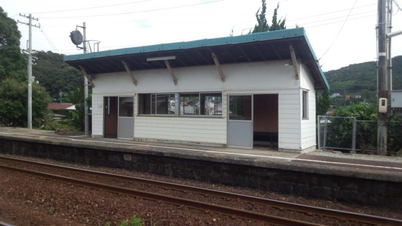 鎌手駅の待合室