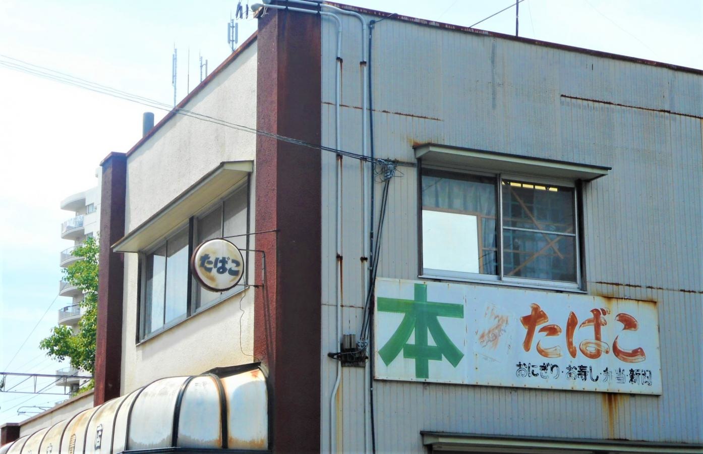 正門右横からの外観