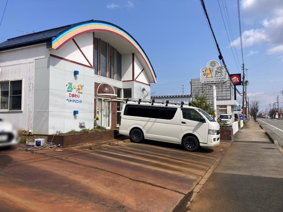 施設外観と駐車場。