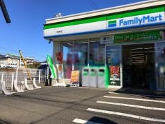 ファミリーマート　川和町店