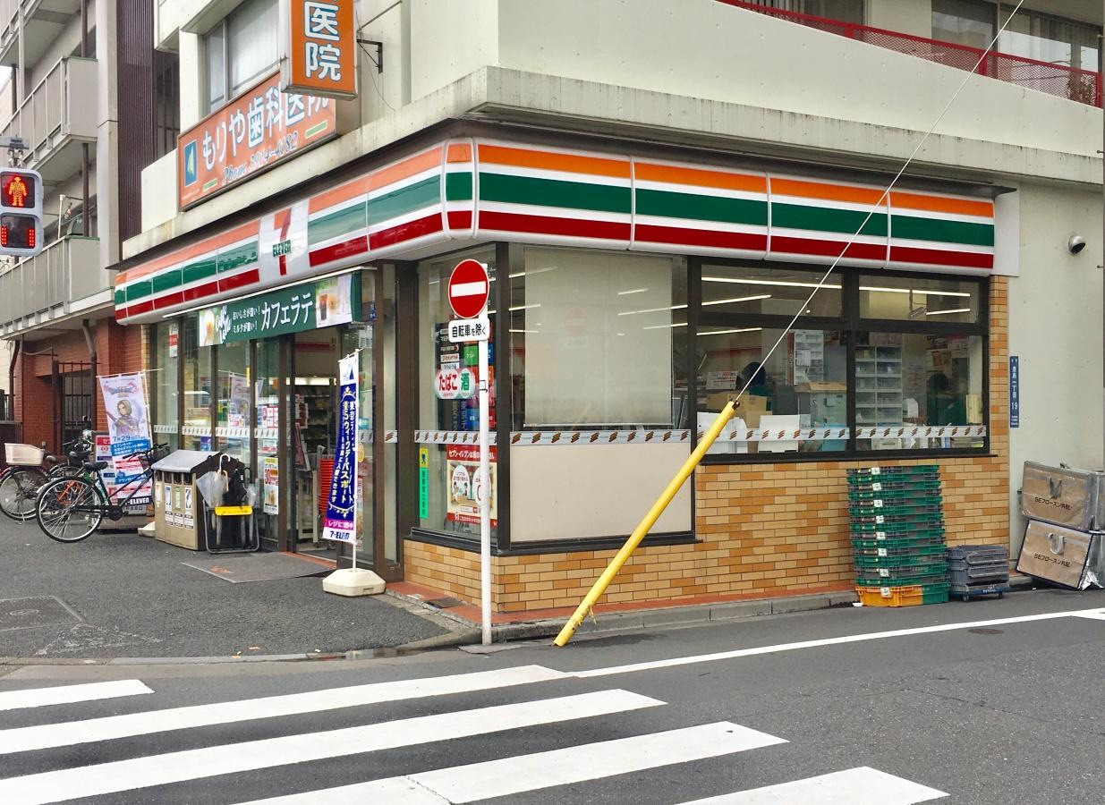 セブンイレブン北区豊島1丁目店の西側からの店舗外観