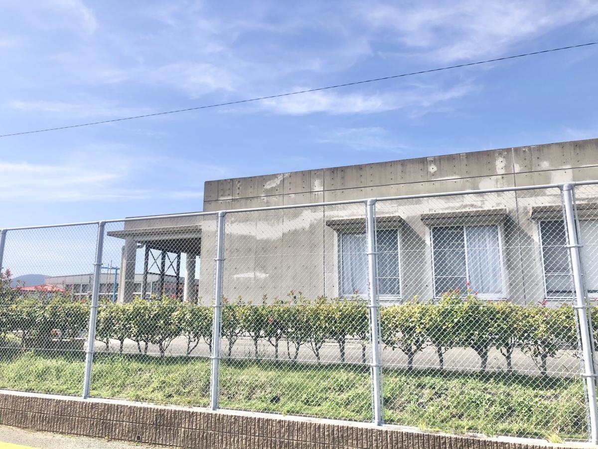 「東風小学校」です。