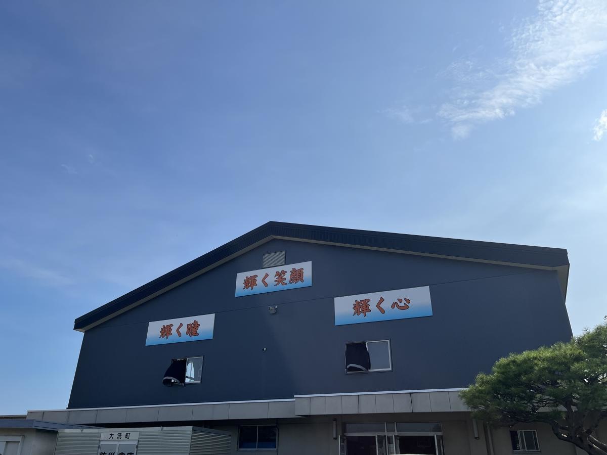 磯浜小学校の外観です。