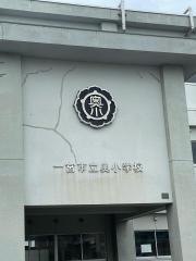 奥小学校