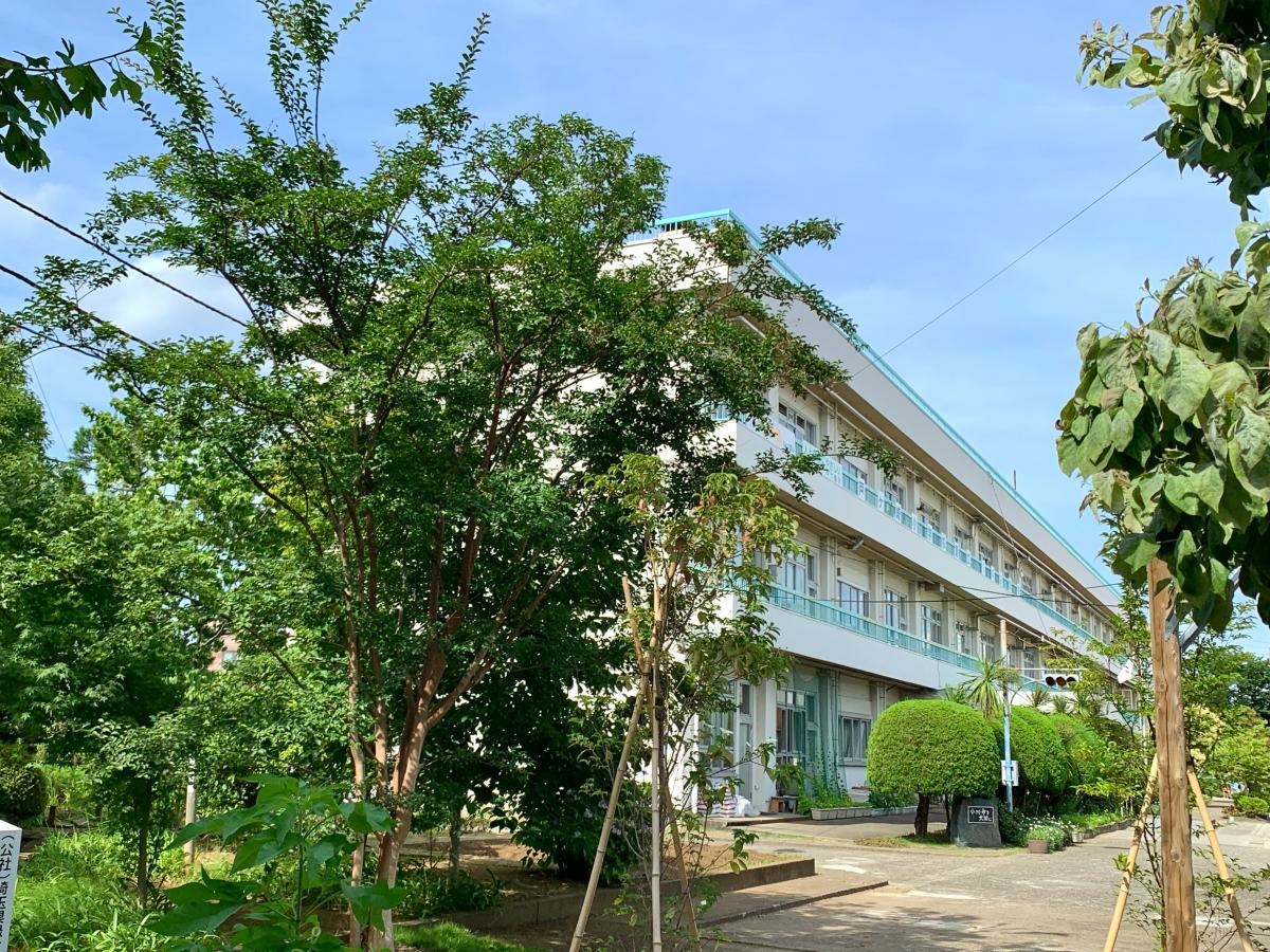 三郷市立戸ヶ崎小学校の正門からの校舎外観