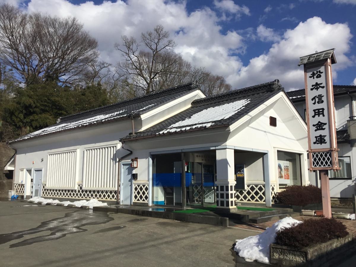 旧街道の商店街に