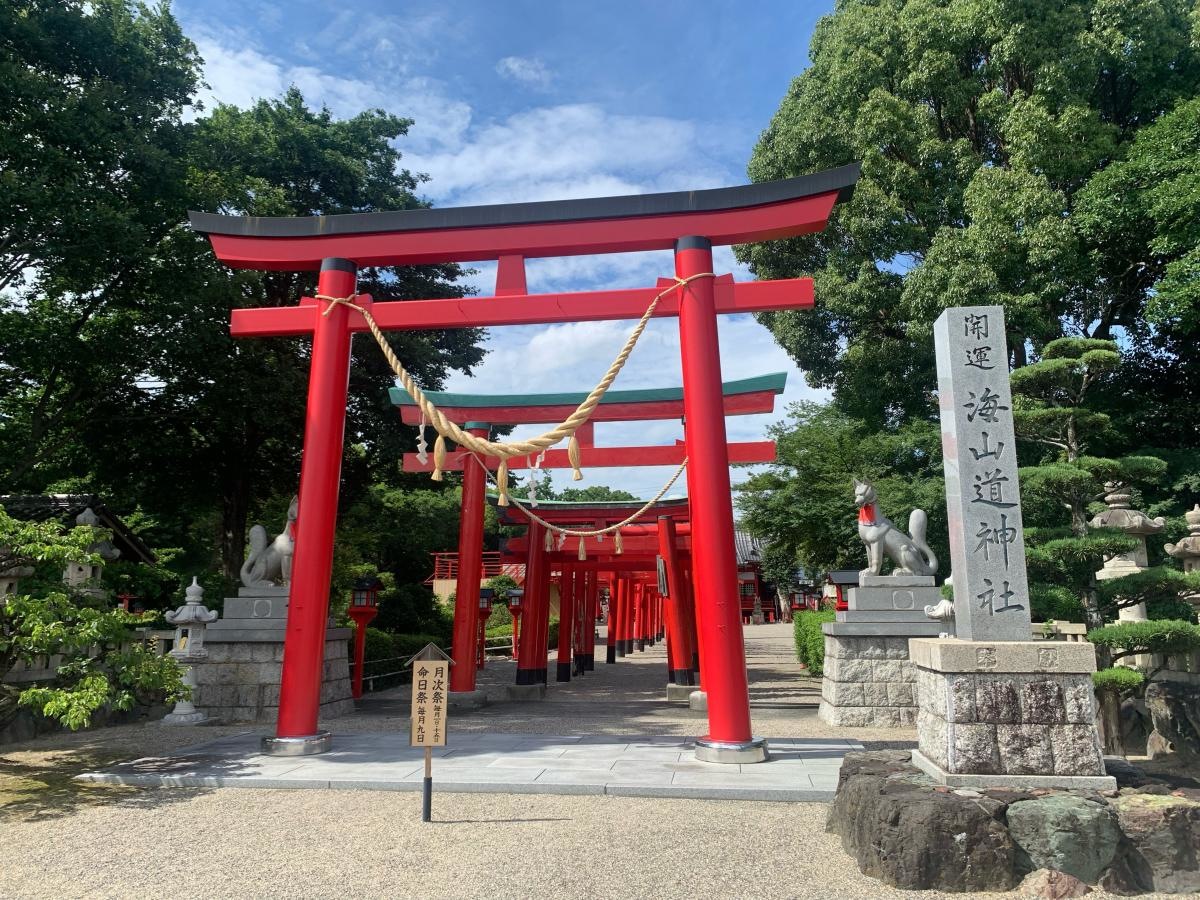 鳥居と石塔