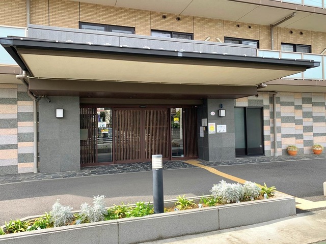 あずみ苑　グランデ草加の東側エントランス外観