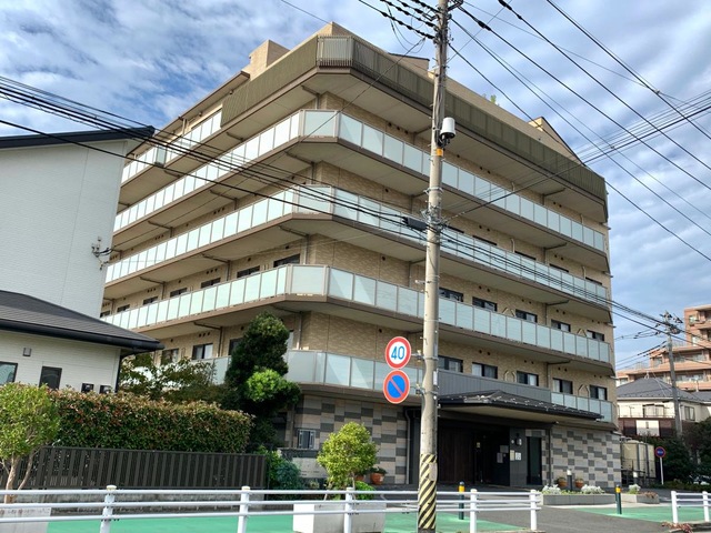 あずみ苑　グランデ草加の南東側からの建物外観