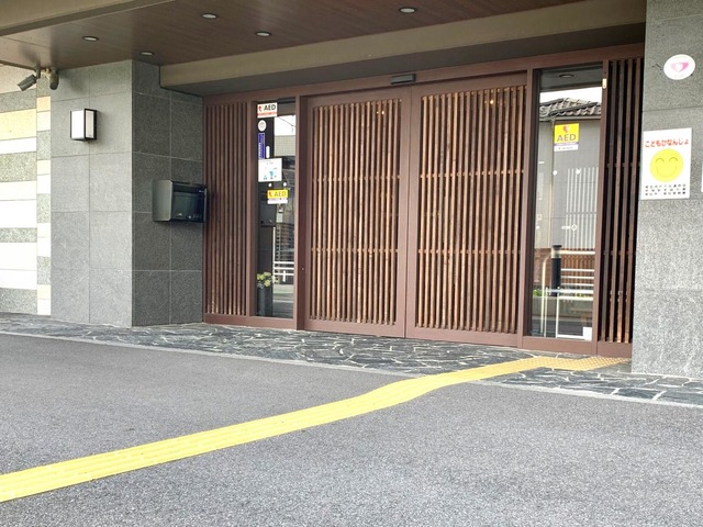 あずみ苑　グランデ草加の東側のエントランス外観