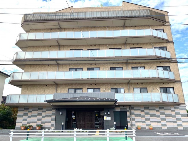あずみ苑 グランデ草加の東側からの建物正面外観全景