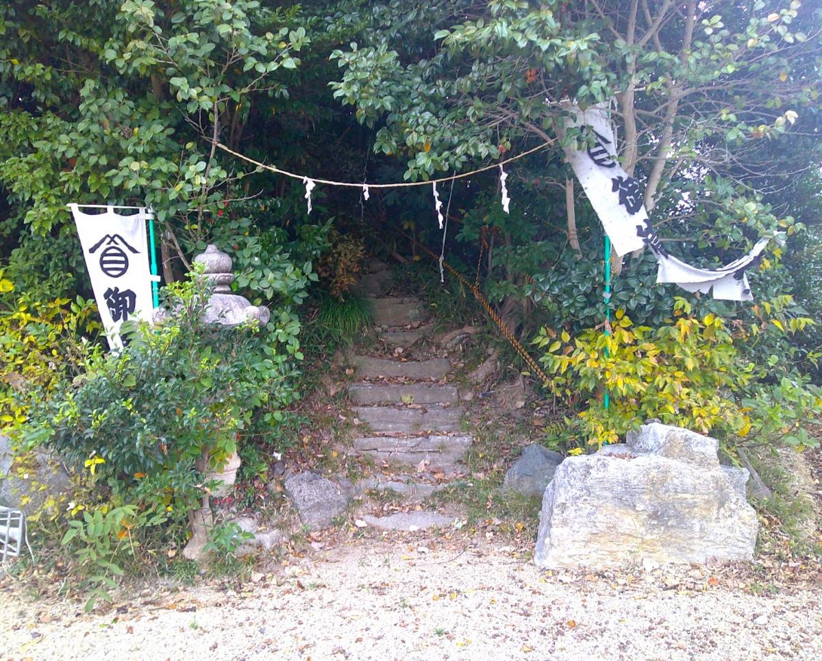 石佛への階段