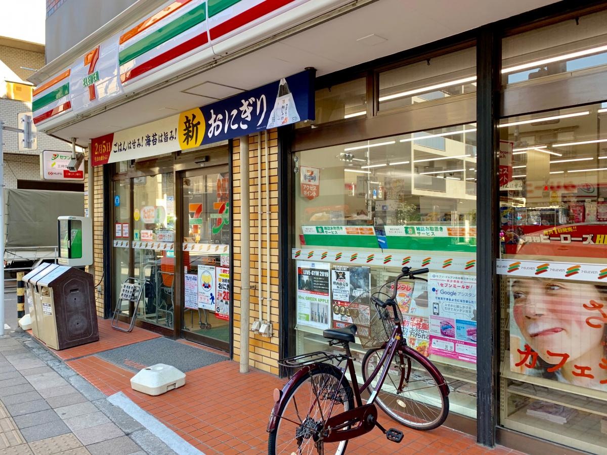 セブンイレブン 東尾久店の南側からの店舗外観