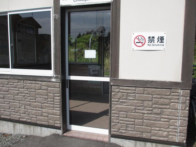 近川駅　待合室出入り口