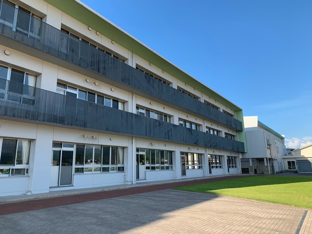 魚津市友道　西部中学校