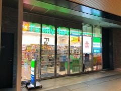 ファミリーマート　近鉄西大寺駅改札外橋上店