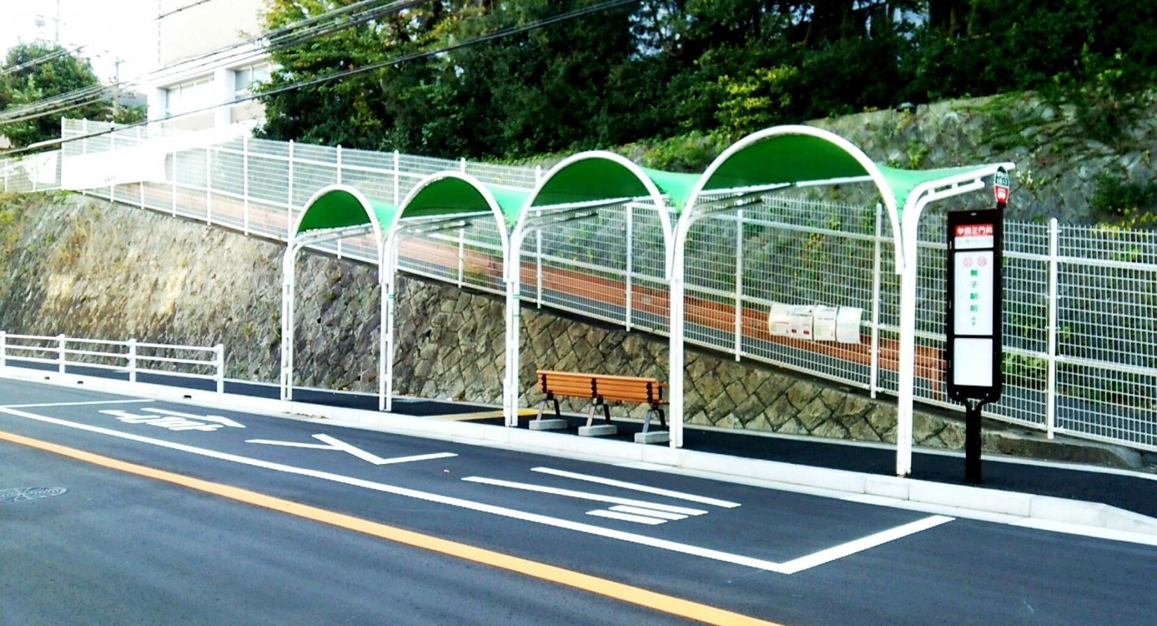 「学園正門前」バス停留所