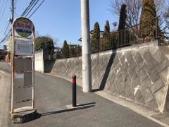 「高周波前」バス停留所