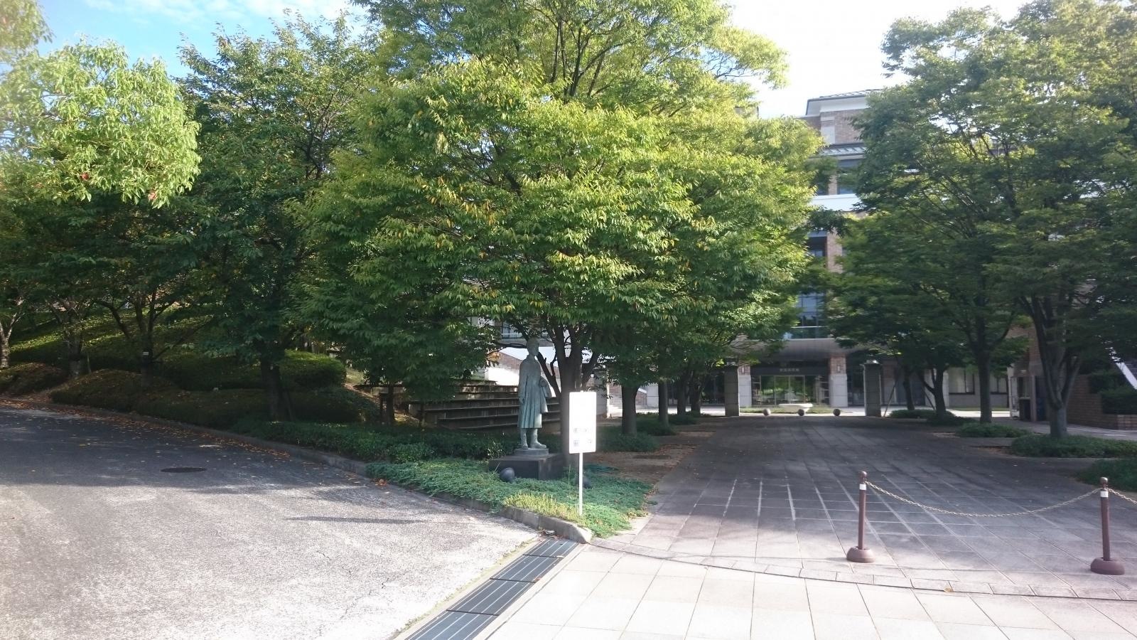 校舎と銅像