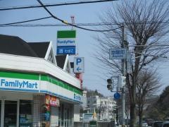 ファミリーマート　神鉄花山駅前店