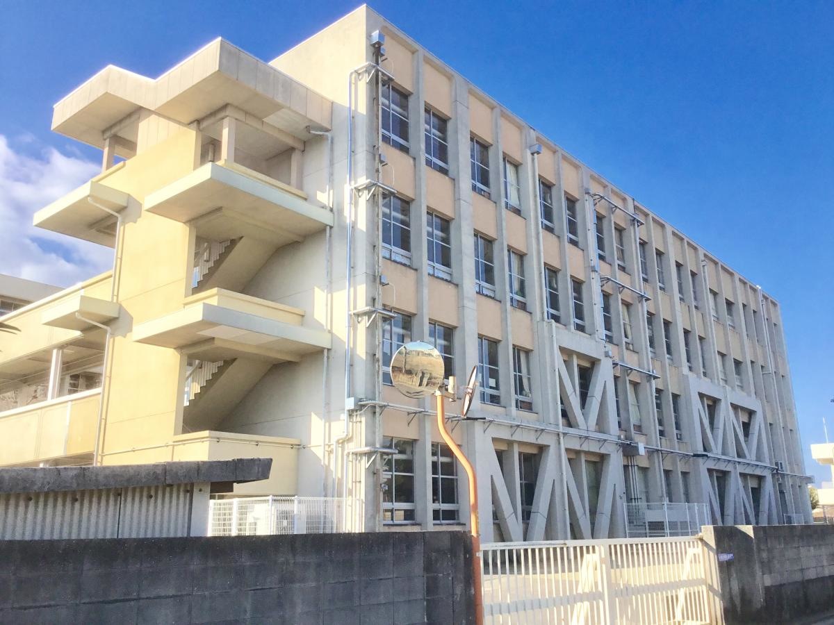 校舎の建物全景