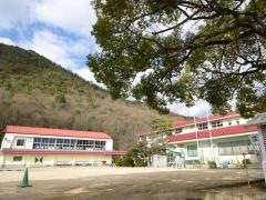秦小学校