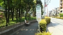 「新河岸都営住宅入口」バス停留所