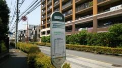 「新河岸都営住宅入口」バス停留所