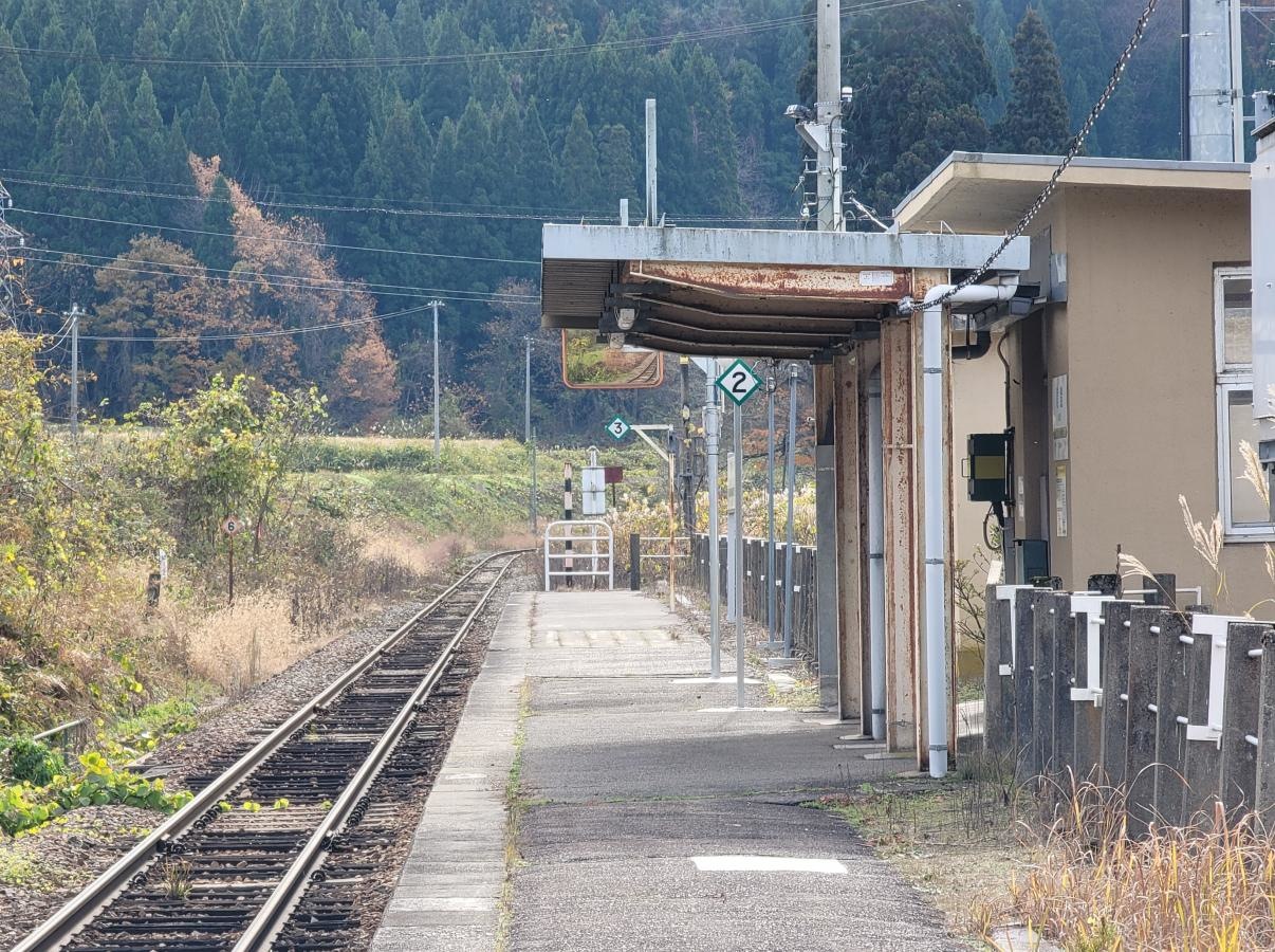 尾登駅のホーム