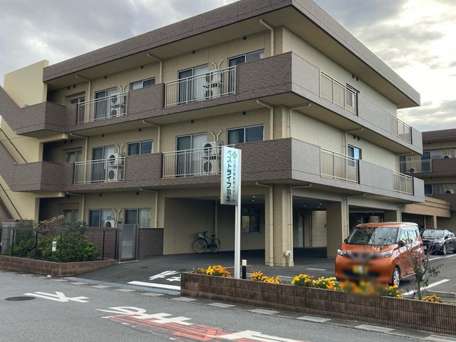 施設外観と看板。