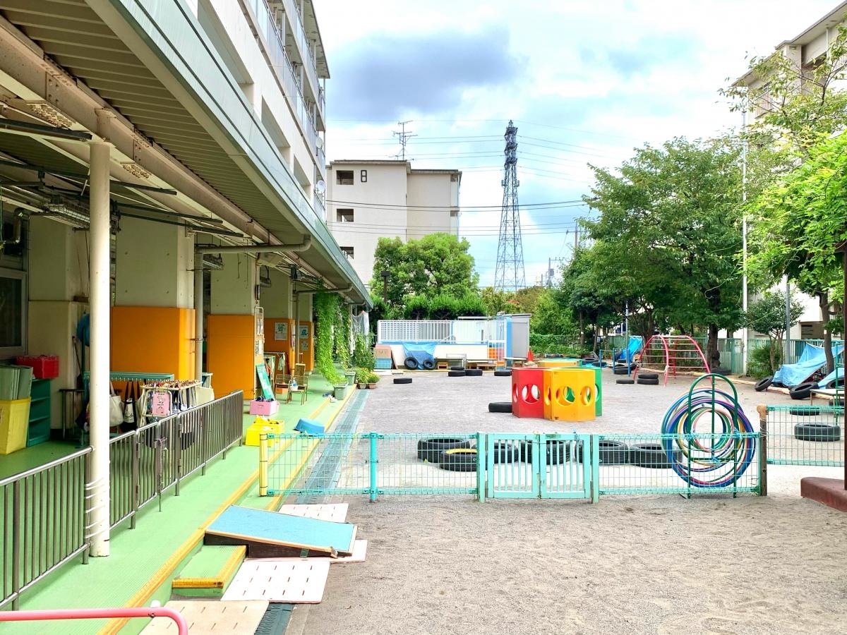 南保木間保育園の園庭外観
