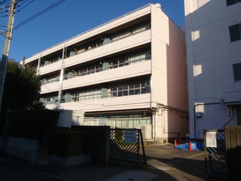 新曽中学校の外観です。