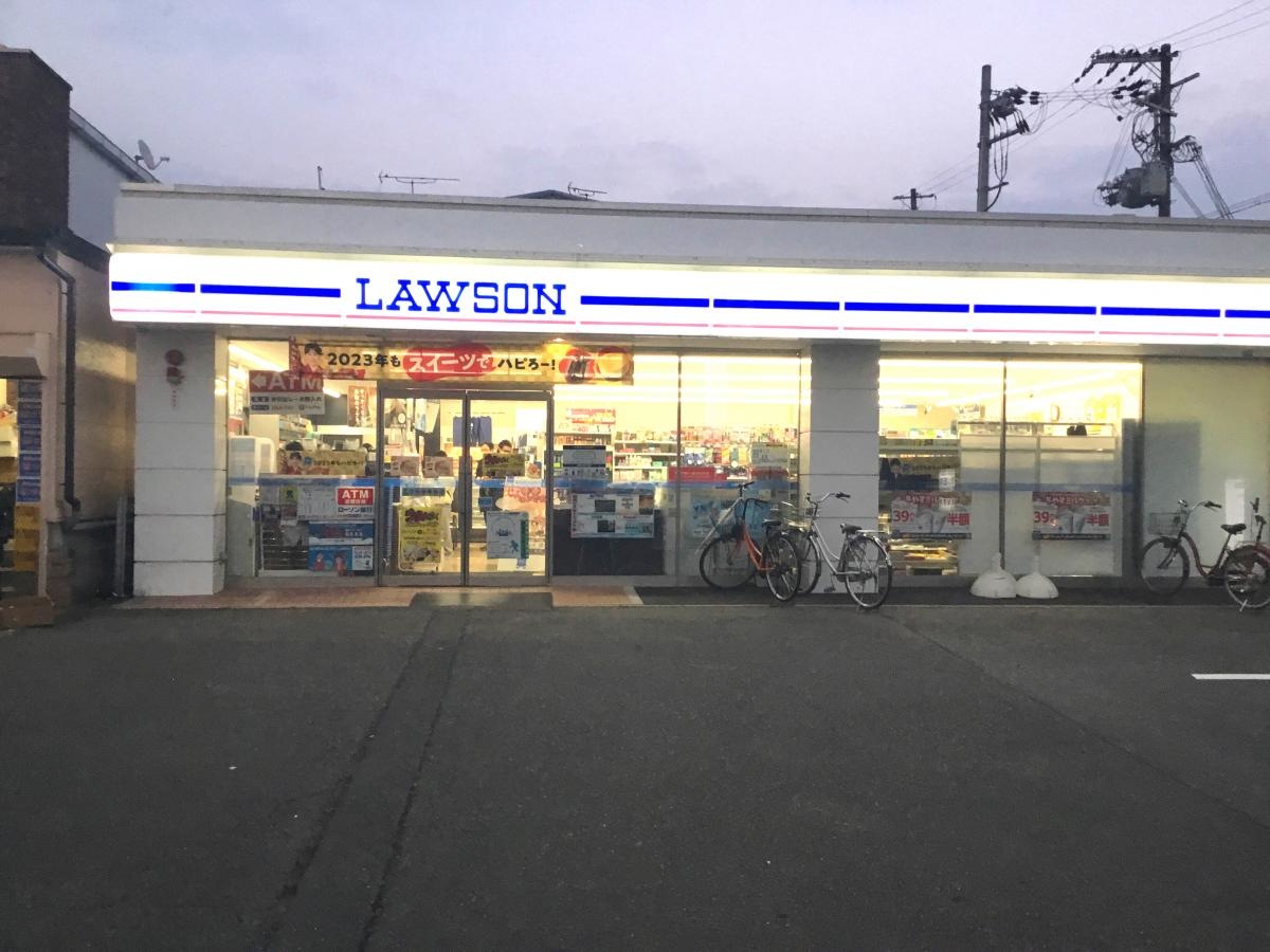 ローソン御陵原西店の外観です。