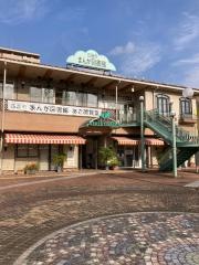 広島市まんが図書館あさ閲覧室