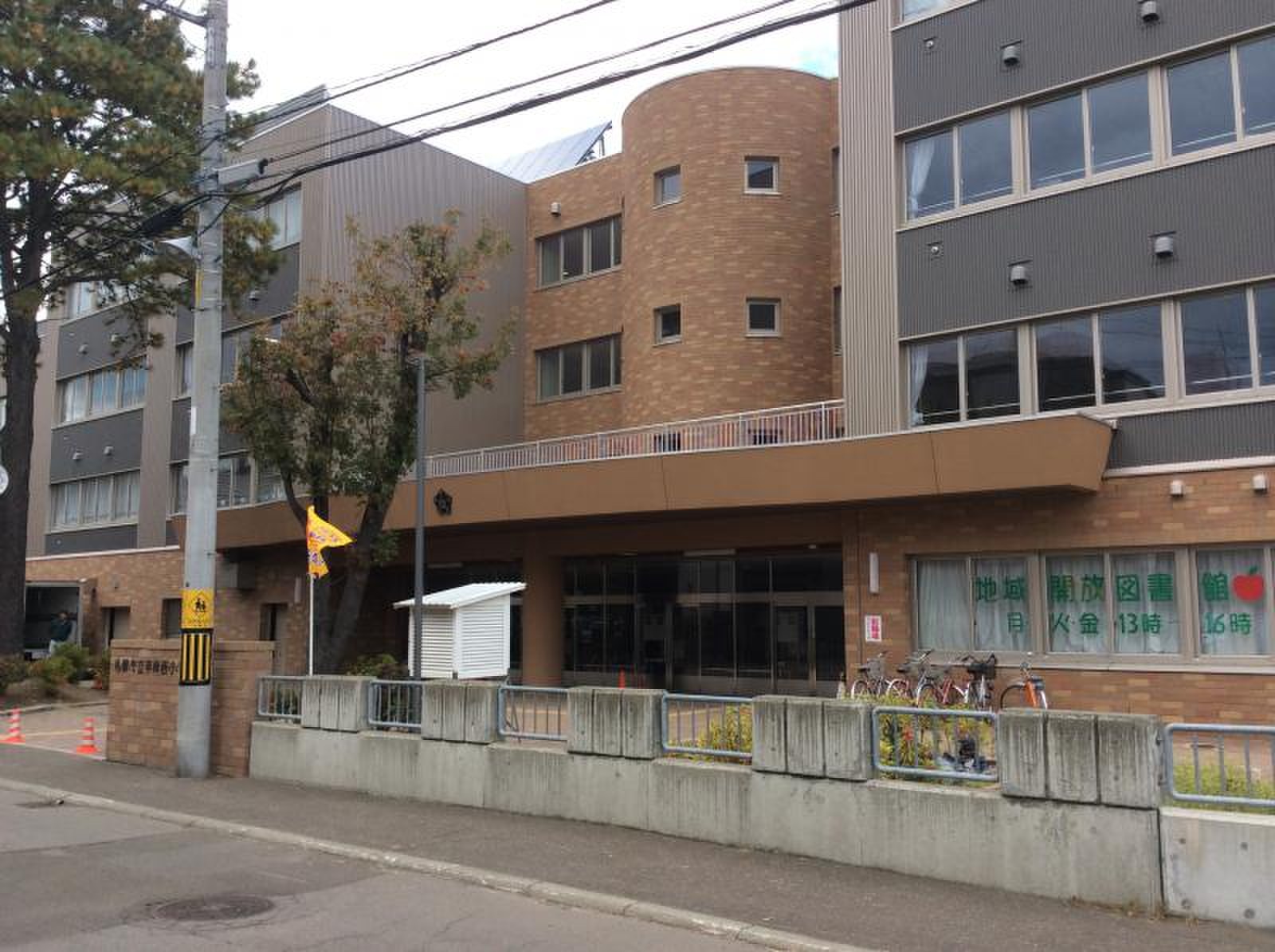 平岸 西 小学校