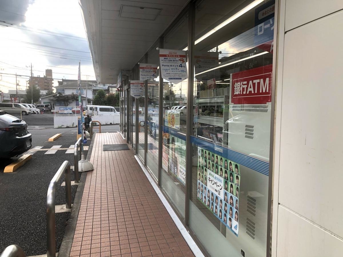 行政道路沿いのローソン