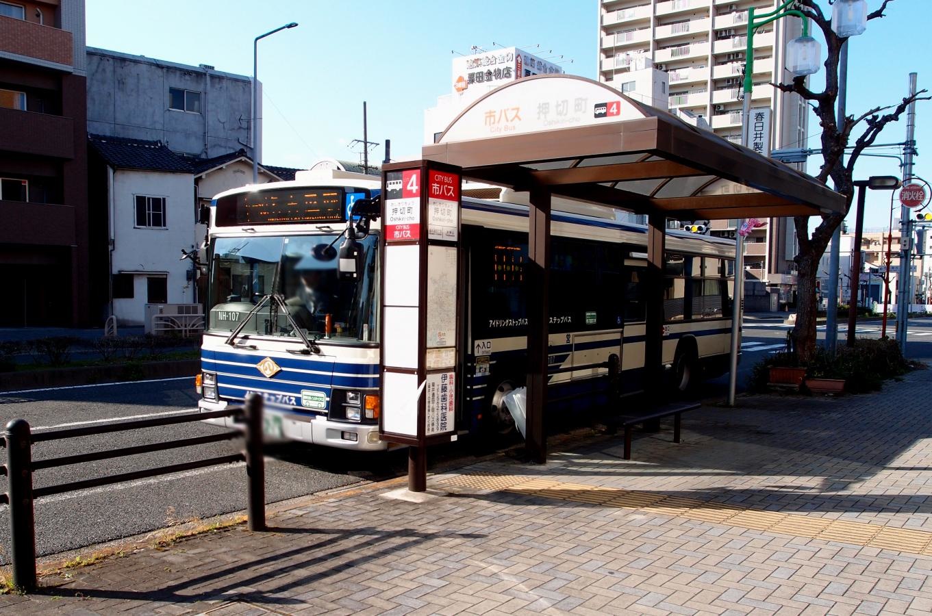 バス停車中の外観です