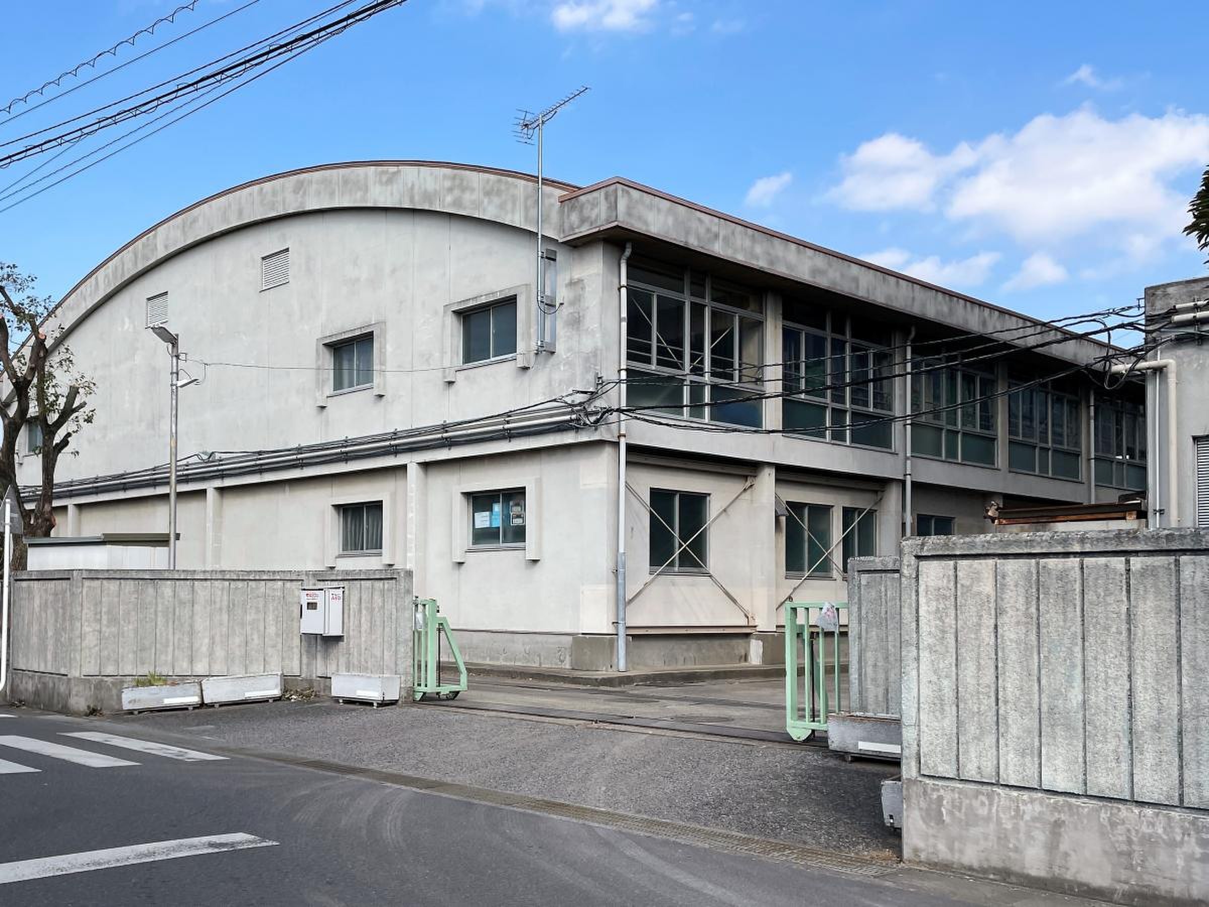 両 新 田 小学校