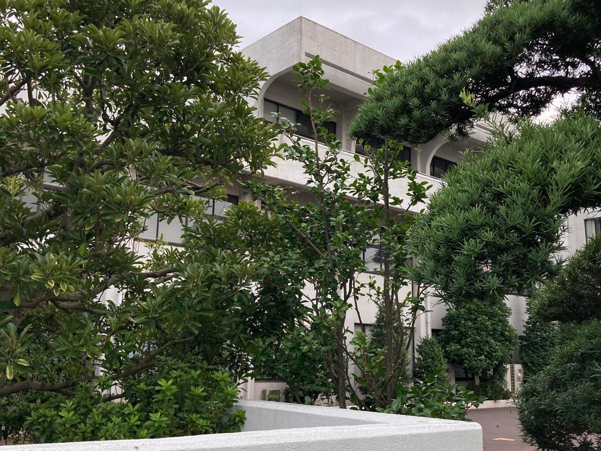 横浜女子短期大学の施設外観です。