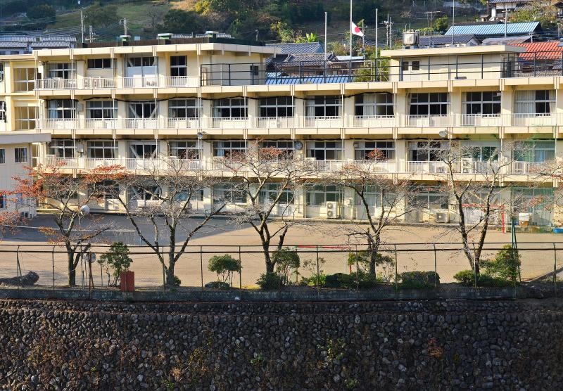校舎と校庭