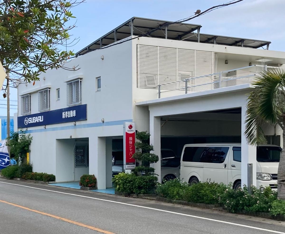 駐車場入り口側の外観。