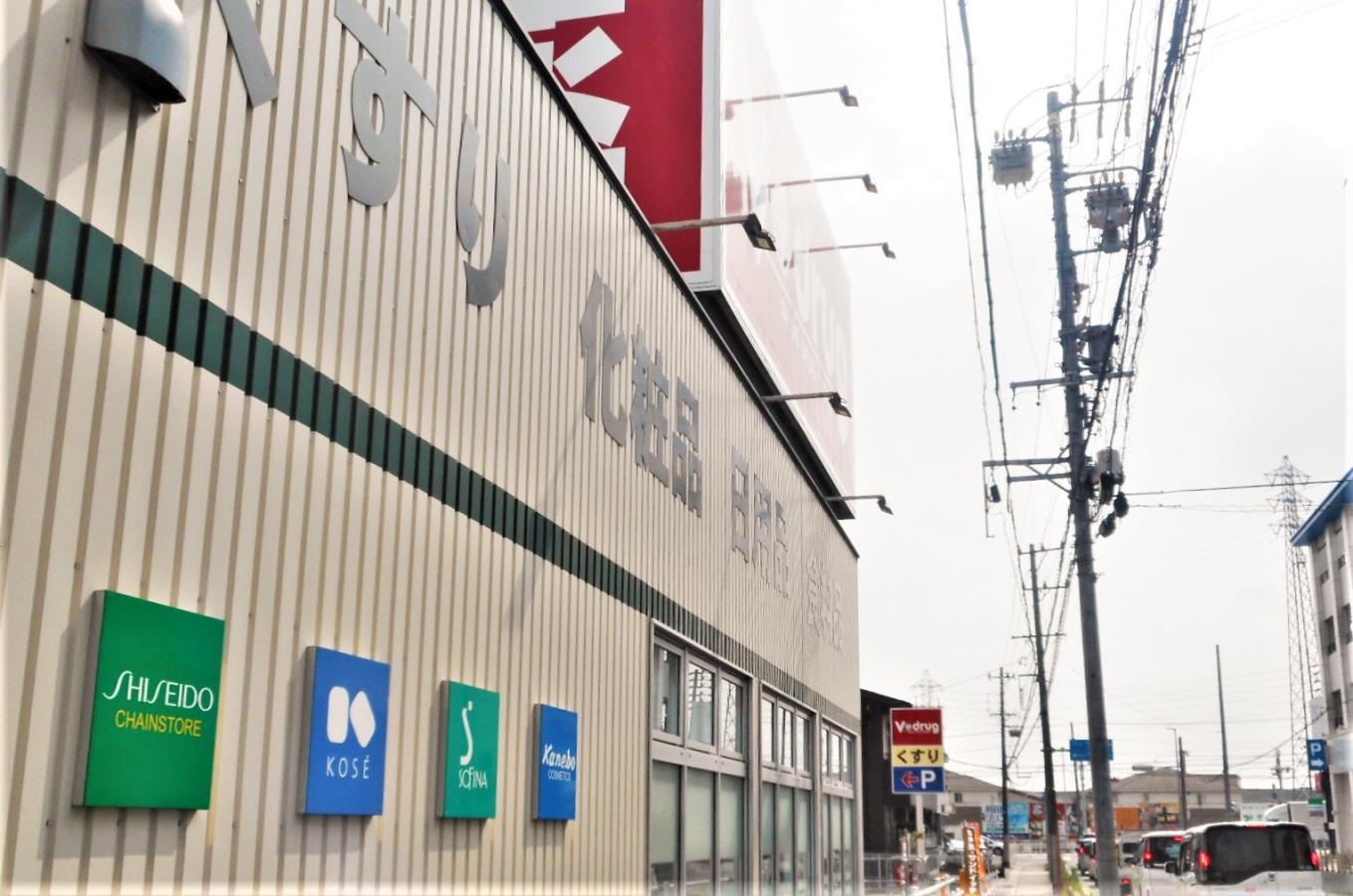 歩道沿いの外観