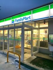 ファミリーマート　栗駒里谷店