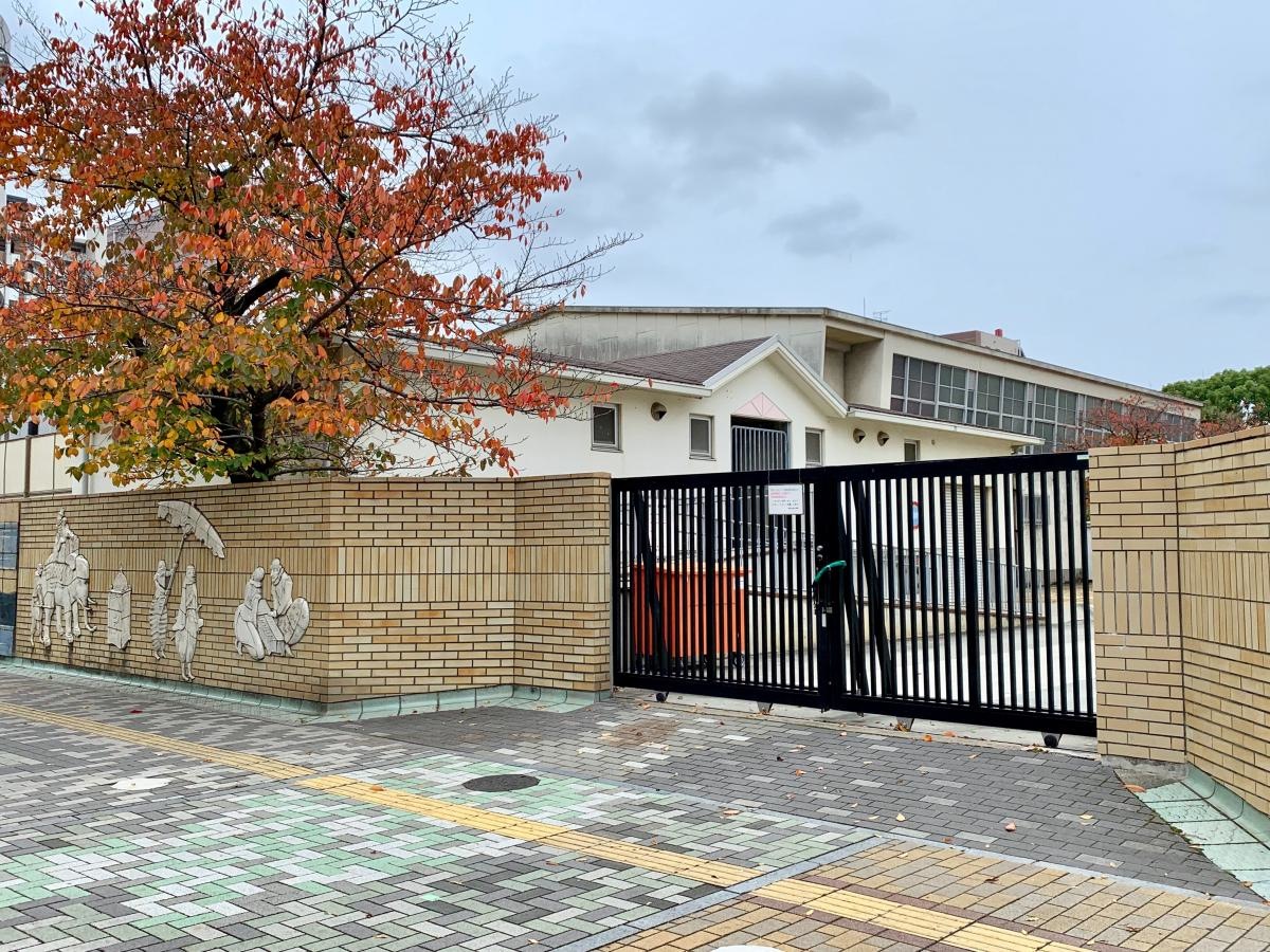 市小学校