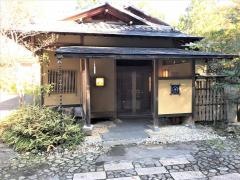 静かな渓谷の隠れ宿峡泉