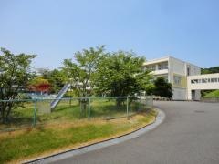 上野間小学校