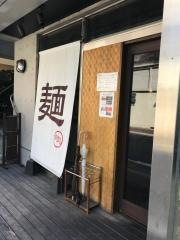 麺やすする