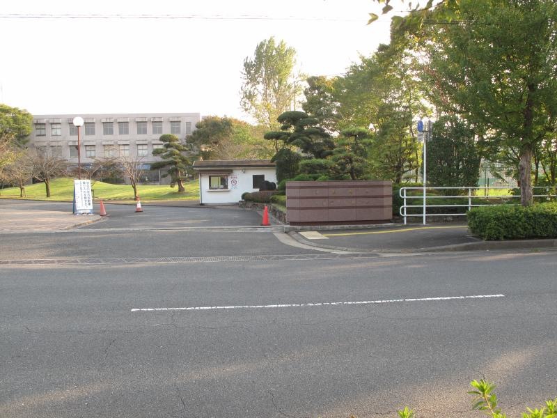 大学の正門風景、