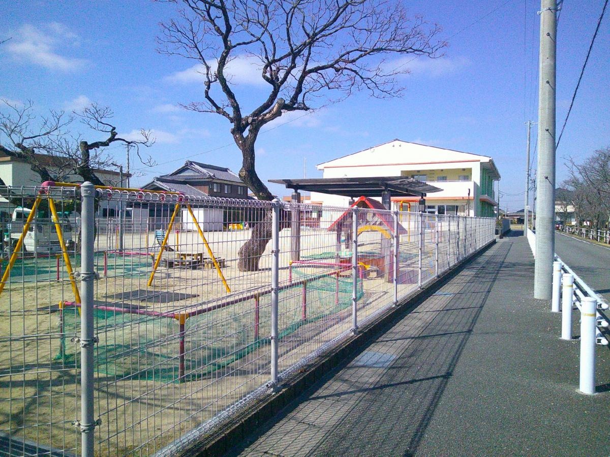 歩道沿いの外観